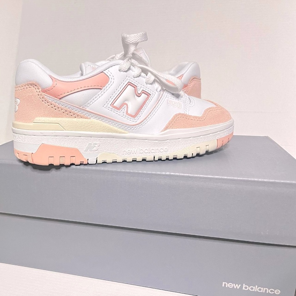 Size 4 New Balance 550
White Pink/Blanc Rose